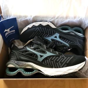 Athletic running shoes